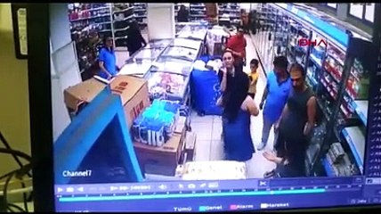 Market çalışanına kendi çocuğunun gözü önünde kabusu yaşattı