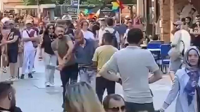 Kadıköy’de satırlı kişiye vatandaş müdahalesi