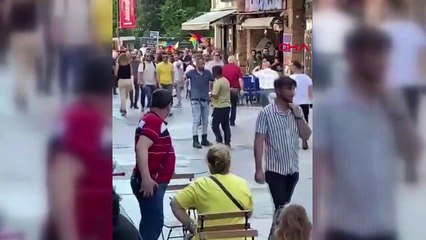 Kadıköy'deki satırlı saldırgana çevredekiler müdahale etti