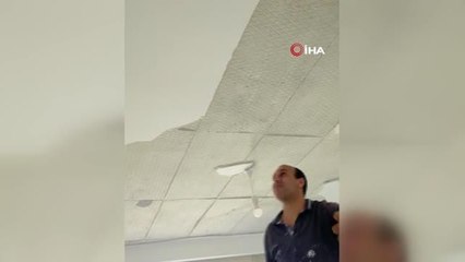 Dökülen tavan, bina sakinlerini can derdine düşürdü