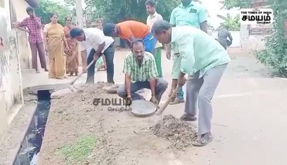 அதிகாரிகளின் மெத்தனப்போக்கு; குப்பை அள்ளிய நகரமன்ற உறுப்பினர் !