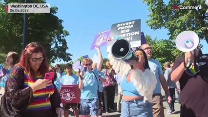 بدون تعليق: ناشط مؤيد لحق الإجهاض في واشنطن يلف رقبته بسلسلة حديدية حول جدار المحكمة العليا