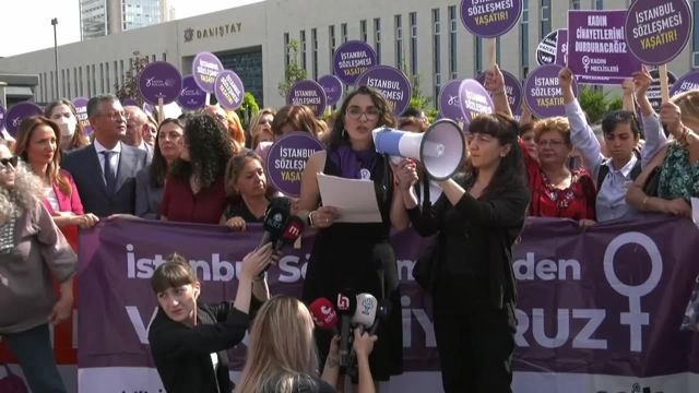 Eşik Platformu ve Kızları Öldürülen Anneler Danıştay'ın Önünde Açıklama Yaptı: İstanbul Sözleşmesi'nden Vazgeçmiyoruz