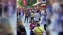 Kadıköy'de bir kişi elinde satırla yoldan geçenlere tehditler savurdu