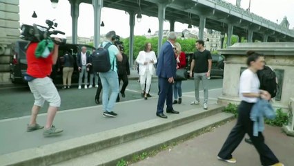 Swiatek shows off her French Open trophy