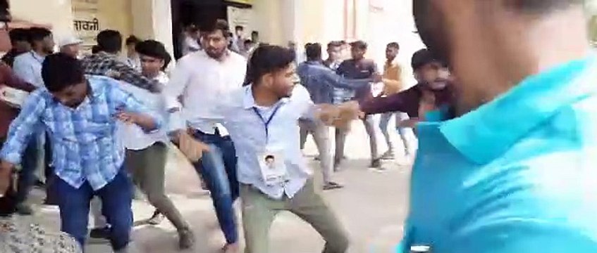 Viral Video- राजस्थान कॉेलेज में भिड़े दो गुट, जमकर चले लात घूंसे