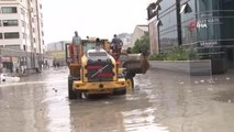 Başkent'te sel...Araçlar sular altında kaldı, vatandaşlar mahsur kaldıkları yerden iş makineleriyle kurtarıldı