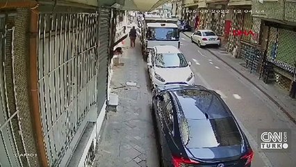 Zeytinburnu'nda apartman kapısını sırtlayarak çaldı