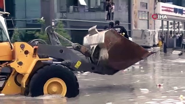 Başkent'te sel, araçlar sular altında kaldı, vatandaşlar mahsur kaldıkları yerden iş makineleriyle kurtarıldı