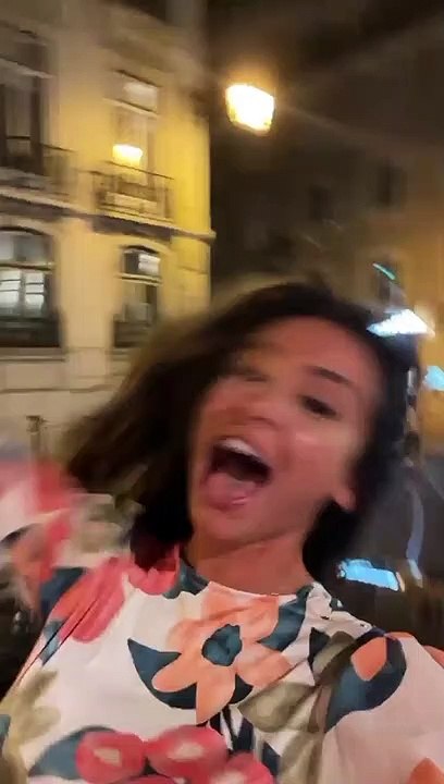 Eufórica Bruna Gomes passeia-se pelas ruas de Lisboa.