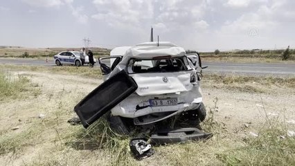 ŞANLIURFA - Kamyon ile otomobilin çarpışması sonucu 6 kişi yaralandı