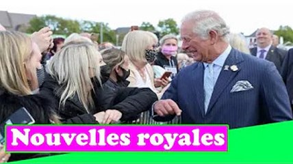 Le prince Charles et Camilla accueillent les habitants avec un coup de coude lors d'une promenade im