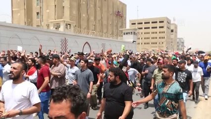 Irak'ta sözleşmeli memurlar kadro talebiyle gösteri düzenledi