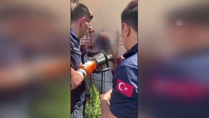 Eline saplanan korkuluk demiriyle hastaneye götürüldü