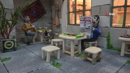 Atık malzemelerden yaptığı eserlerden sergi oluşturdu