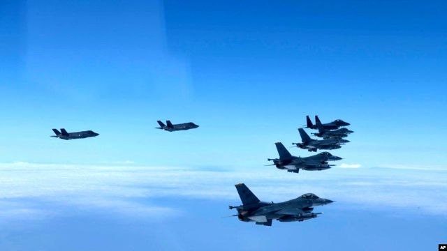 Güney Kore ve ABD savaş uçaklarından gövde gösterisiKuzey Kore'nin füze denemesinin ardından dikkat çeken tatbikat