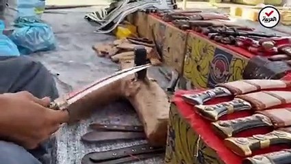 قصة من السوق الشعبية في بيش.. وصية قديمة تعيد سعدان الحارثي إلى صنع الخناجر