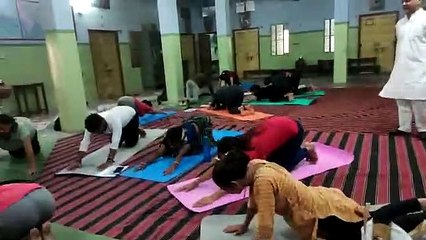 सिखाया निशुल्क योग