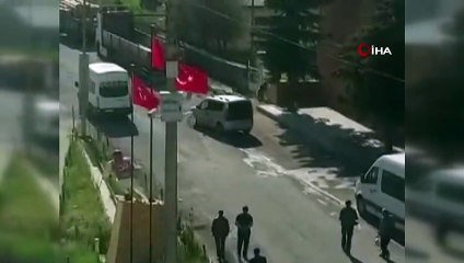 Merkeze inen ayı önüne geleni kovaladı! O anlar anbean kamerada