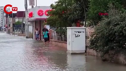 Su borusu patlayınca yol yarıldı; O anlar kamerada