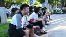 Moradores de Pequim celebram retorno às ruas