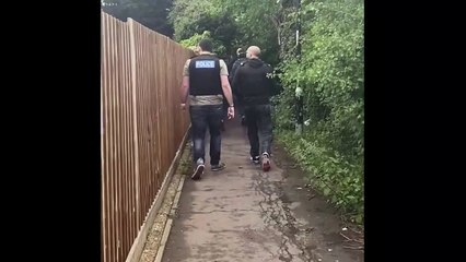 Watch Bedfordshire Police carry out warrants in Bedford