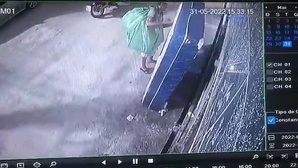 Família deixa cama  do lado de fora e produto é roubado