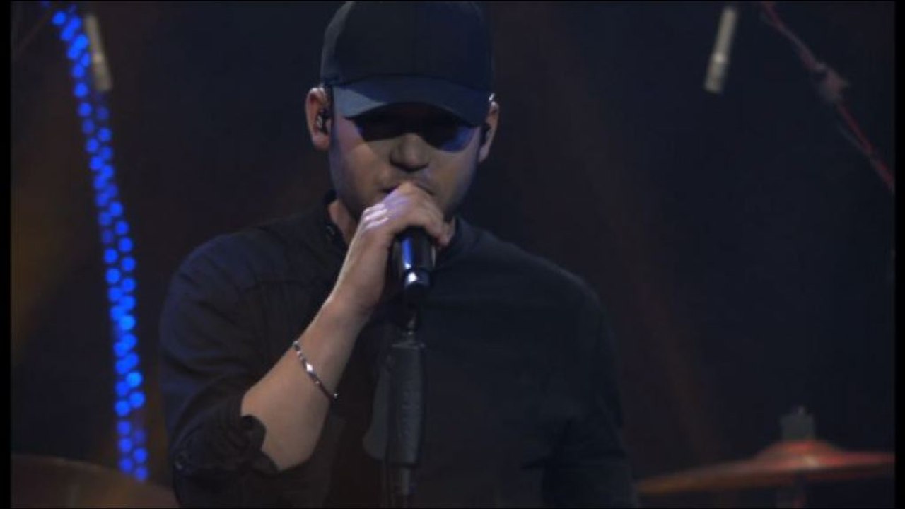 Il rapper Rancore canta "X agosto 2048" a Luce Social Club