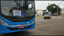 Hilux e ônibus colidem no Centro e idosa fica ferida