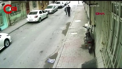 Bağcılar'da örümcek gibi tırmanarak girdiği evden iki telefon çaldı