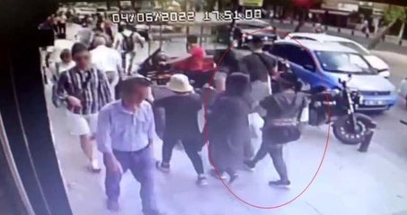 Şişli'de yankesicinin kadının telefonunu çaldığı anlar kamerada