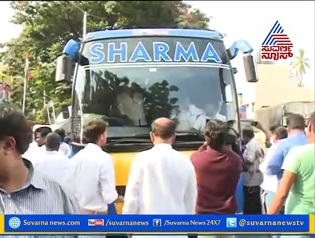 ರೆಸಾರ್ಟ್'ಗೂ ಮುನ್ನ ರಾಜಭವನ ಎದುರು ಶಾಸಕರ ಪರೇಡ್