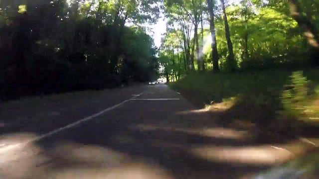 Un cycliste frôle l'accident frontal avec un automobiliste roulant à contre-sens