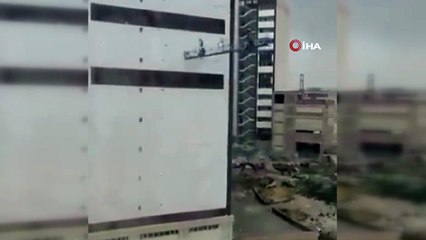 Dehşet anları kamerada! Fırtına iskeleyi savurdu, onlarca metreden yere çakılıp can verdiler