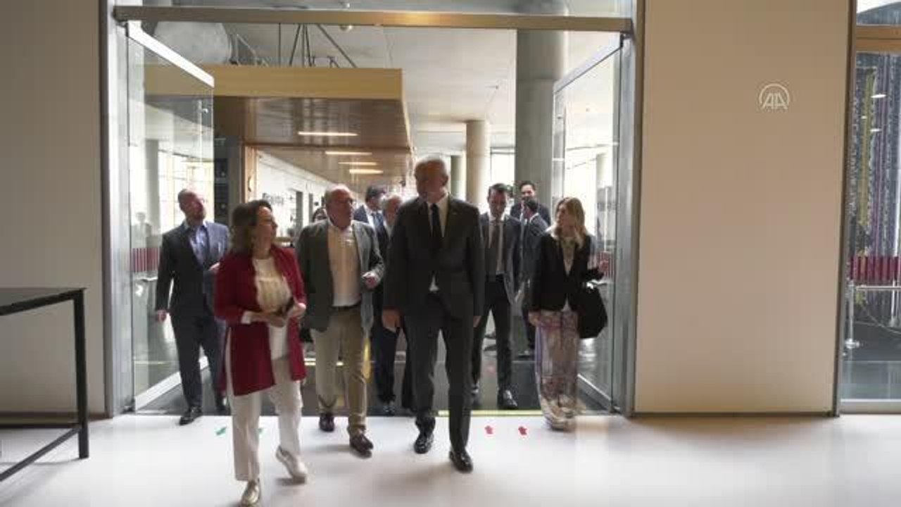 Bakan Ersoy, Başkent Kültür Yolu Festivali'nde sergileri ziyaret etti