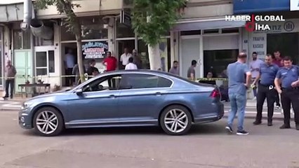 Çarşının ortasında otomobile silahlı saldırı