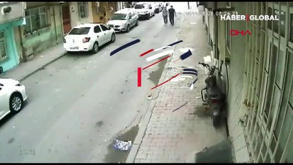 Bağcılar'da örümcek gibi tırmanarak girdiği evden iki telefon çaldı