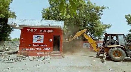 अहमदाबाद में मनपा का चला हथौड़ा