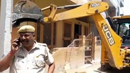 दर्जनों मकानों के आगे बने रैम्प, चौकियां ध्वस्त