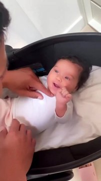 Hulk brinca com a filha recém-nascida