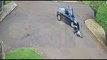 Vídeo mostra motociclista sendo jogado em para-brisas de carro durante colisão no Bairro Country