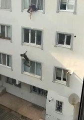 Polisten kaçan şüpheli çatıdan inmeye çalışırken beton zemine böyle çakıldı