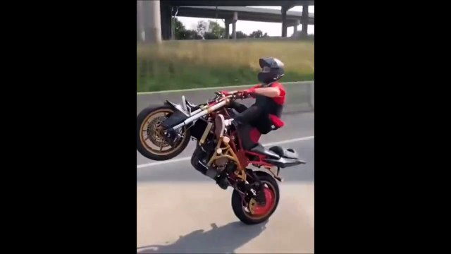 Faire des roues à moto c'est dangereux