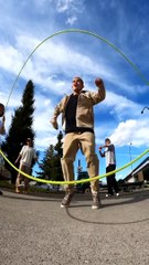 Il fait une danse incroyable tout en sautant à la corde