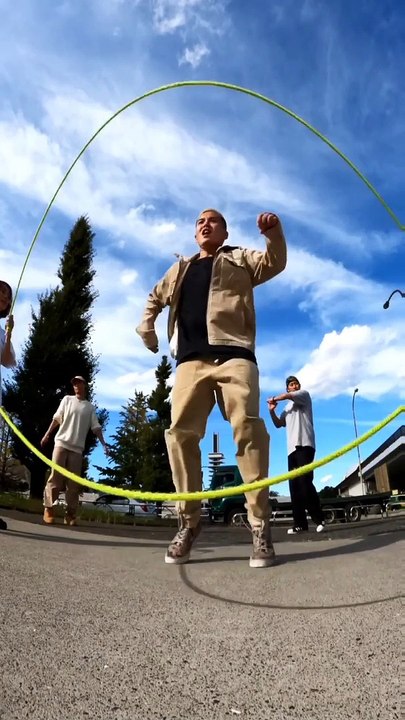 Il fait une danse incroyable tout en sautant à la corde