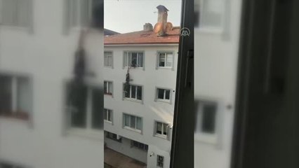 Polisin "dur" ihtarına uymayıp kaçan şüpheli bir evin penceresinden düştü