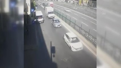 Ümraniye'de kamyonete çarpan motosikletin sürücüsü yaralandı