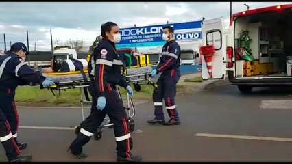 Jovem fica ferido em colisão que envolveu motocicleta e caminhão na BR-277