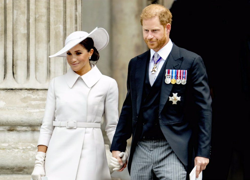 Lippenleser enthüllt: DAS soll Meghan zu Harry während Gottesdienst gesagt haben