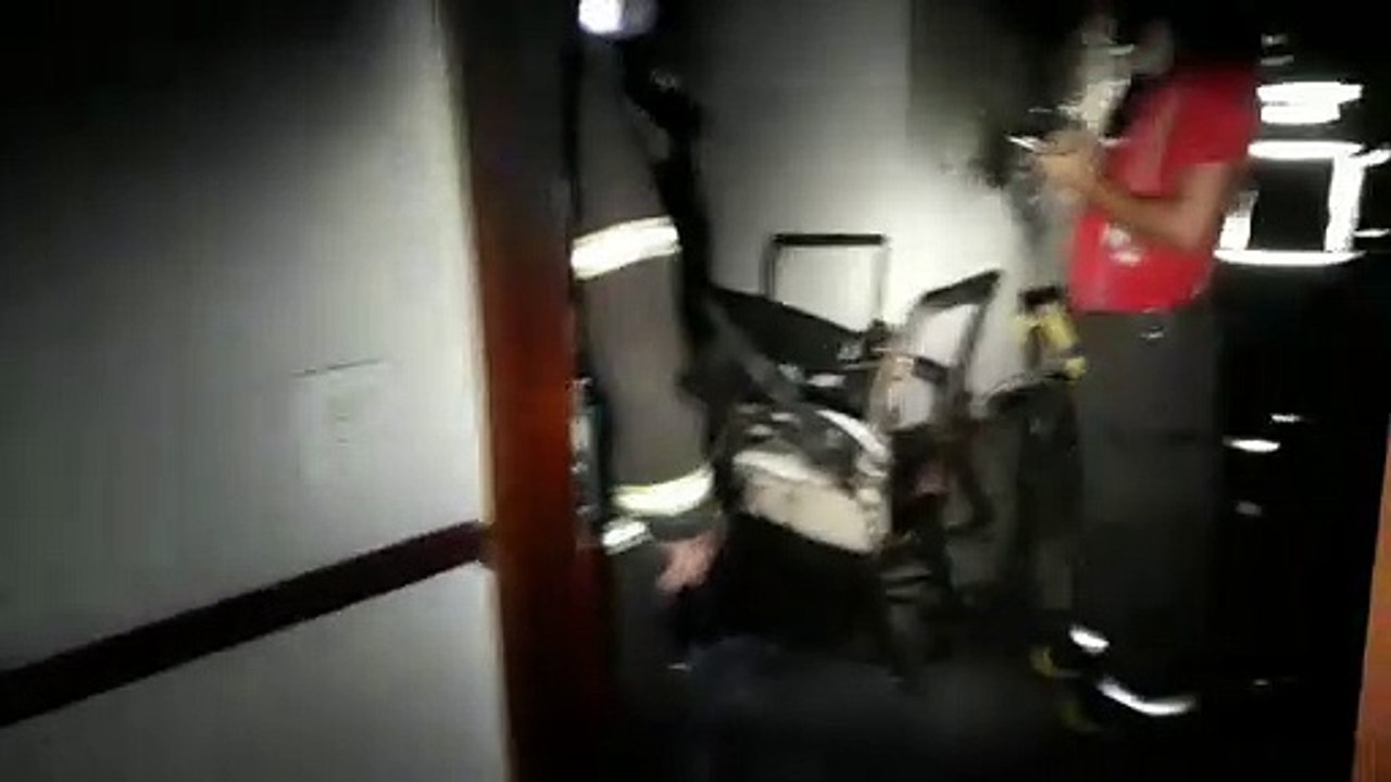 Móveis ficam destruídos após incêndio em apartamento